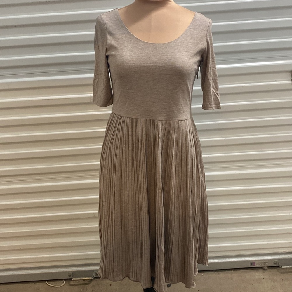 Banana Republic tan oatmeal half sleeve pleated knit midi‎ dress